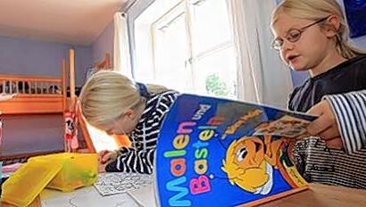 Wenn Schlafbereich und Spielecke im Kinderzimmer getrennt sind, kommen Kinder im Bett besser zur Ruhe. Wenn Schlafbereich und Spielecke im Kinderzimmer getrennt sind, kommen Kinder im Bett besser zur Ruhe.