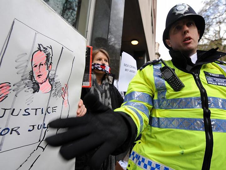 Vor dem Gericht protestierten Assange-Anhänger