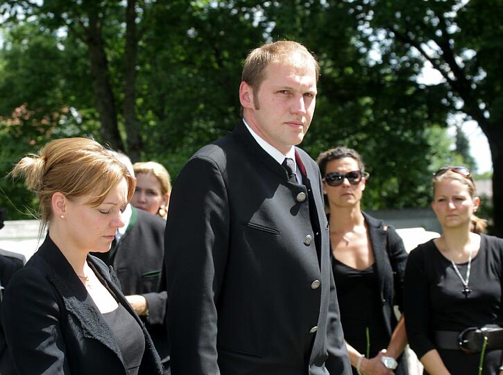 Trauer um einen Helden: Wiesn-Wirt Toni Roiderer, seine Ehe-Frau Christl und Bruder Thomas trauern um Markus. Unter den Trauergästen waren auch Waldemar Hartmann, Gabriele Weishäupl und viele Freunde der Familie. Der 33-jährige Markus Roiderer erlag einem Hirntumor. Die Bilder von der Beerdigung in Straßlach.