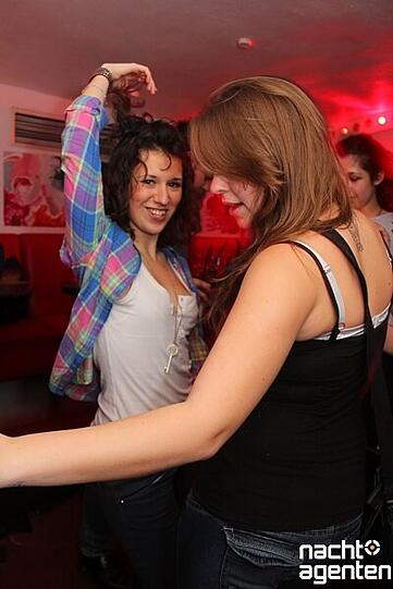 Zwar schaffte es das Americanos City kaum, verkleidete Gäste mit freiem Eintritt anzulocken. Dafür amüsierte sich die unverkleidete Crowd beim "2:1 Carnival Party Special" sichtlich. Mehr Bilder unter: www.nachtagenten.de