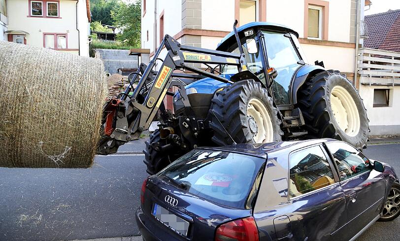 Distanz zu einem parkenden Auto falsch eingeschätzt: Mit einem Traktor wurde der Wagen formlich plattgemacht.