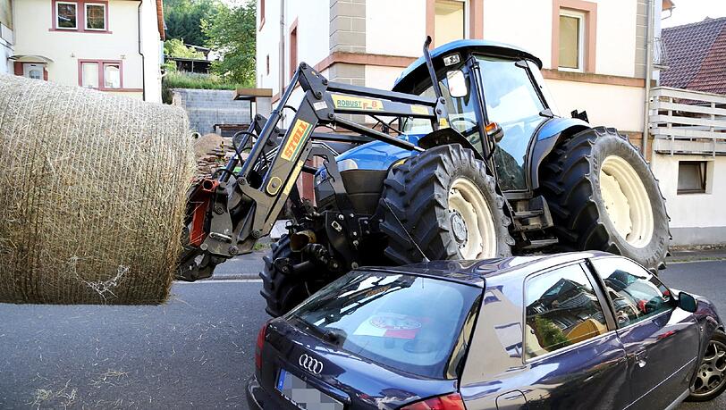 Distanz zu einem parkenden Auto falsch eingeschätzt: Mit einem Traktor wurde der Wagen formlich plattgemacht. Distanz zu einem parkenden Auto falsch eingeschätzt: Mit einem Traktor wurde der Wagen formlich plattgemacht.