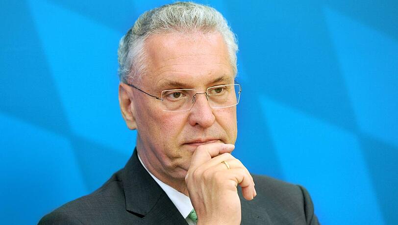 Das große Polizeiaufgebot beim Bayernderby zwischen dem FC Bayern München und dem 1. FC Nürnberg hat sich nach Ansicht von Innenminister Joachim Herrmann (CSU) ausgezahlt. „Vor, während und nach dem Spiel kam es zu keinen nennenswerten Ausschreitungen und zu lediglich sieben Festnahmen“, teilte Herrmann am Sonntag in München mit. Das große Polizeiaufgebot beim Bayernderby zwischen dem FC Bayern München und dem 1. FC Nürnberg hat sich nach Ansicht von Innenminister Joachim Herrmann (CSU) ausgezahlt. „Vor, während und nach dem Spiel kam es zu keinen nennenswerten Ausschreitungen und zu lediglich sieben Festnahmen“, teilte Herrmann am Sonntag in München mit.