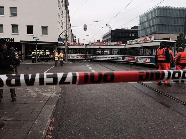 In München ist eine Trambahn entgleist und gegen ein Haus geprallt.