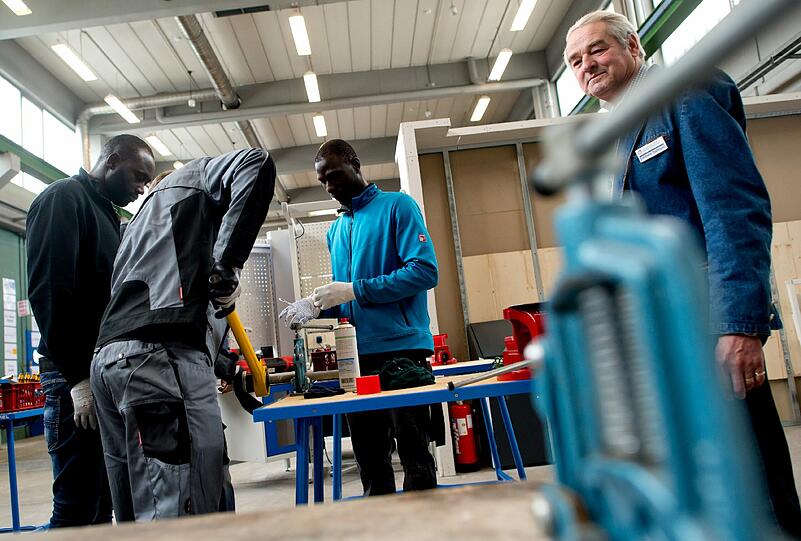 In mehrwöchigen Kursen können Flüchtlinge in der Lernwerkstatt erste Erfahrungen in verschiedenen Handwerksberufen sammeln.