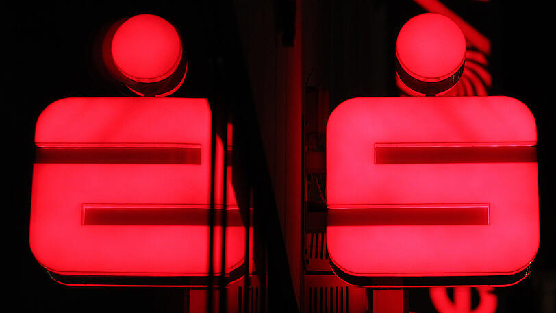 Darf eine Sparkasse Extra-Gebühren für bestimmte Dienstleistungen verlangen?: Der Bundesgerichtshof verhandelt darüber.
