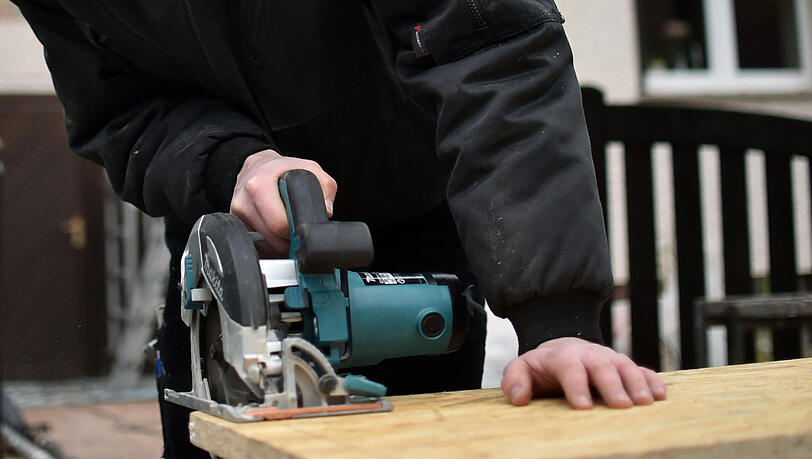Der junge Mann verletzte sich beim Arbeiten mit einer Kappsäge. (Archivbild) Der junge Mann verletzte sich beim Arbeiten mit einer Kappsäge. (Archivbild)