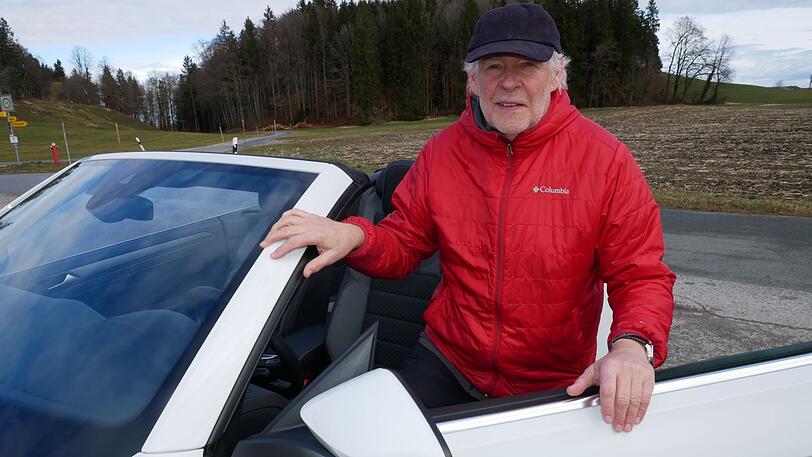 Bei der ersten Cabrio-Ausfahrt der Saison: Autotester Rudolf Huber.