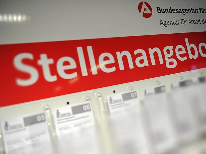 Stellenangebote in einer Agentur für Arbeit.