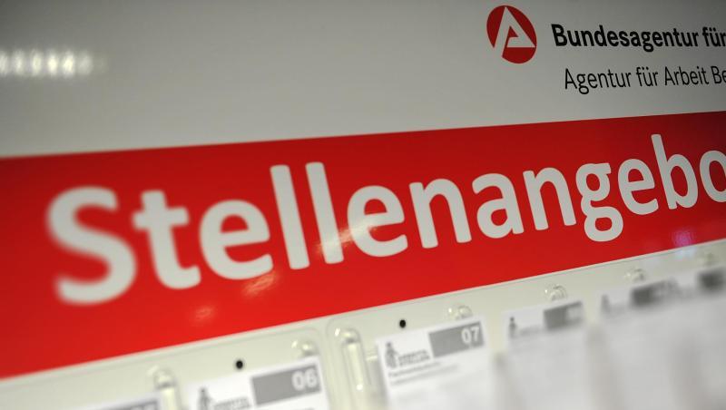 Stellenangebote in einer Agentur für Arbeit.