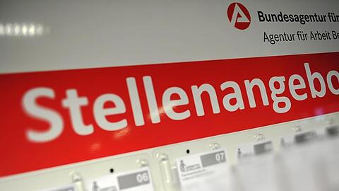 Stellenangebote in einer Agentur für Arbeit.