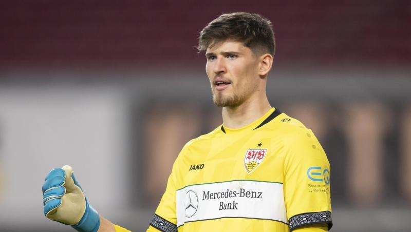 Stuttgarts Torwart Gregor Kobel gestikuliert.