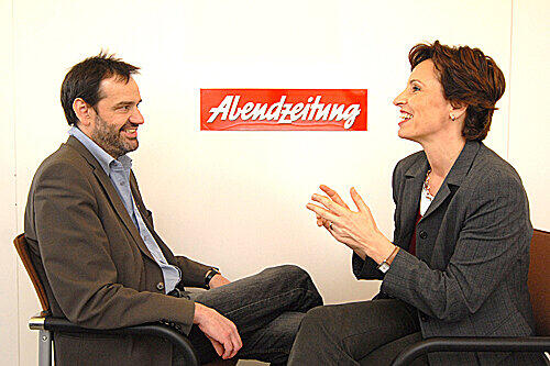 Das Kreuz mit dem Kruzifix: Sepp Daxenberger und Christine Haderthauer biem Streitgespräch in der AZ. Jetzt fliegen wieder die Fetzen.