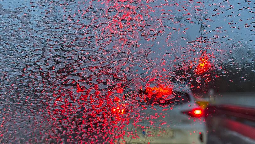 Es staut sich auf der A3. (Symbolbild)