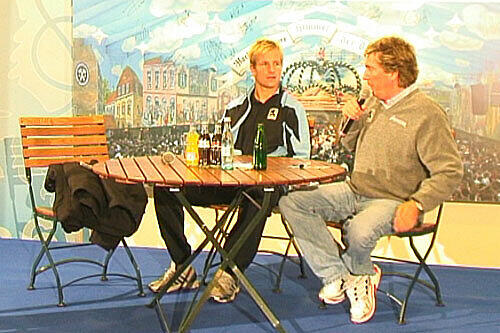 Stefan Aigner beim Fantalk mit Stadionsprecher Stefan Schneider