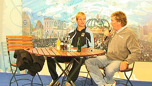Stefan Aigner beim Fantalk mit Stadionsprecher Stefan Schneider Stefan Aigner beim Fantalk mit Stadionsprecher Stefan Schneider