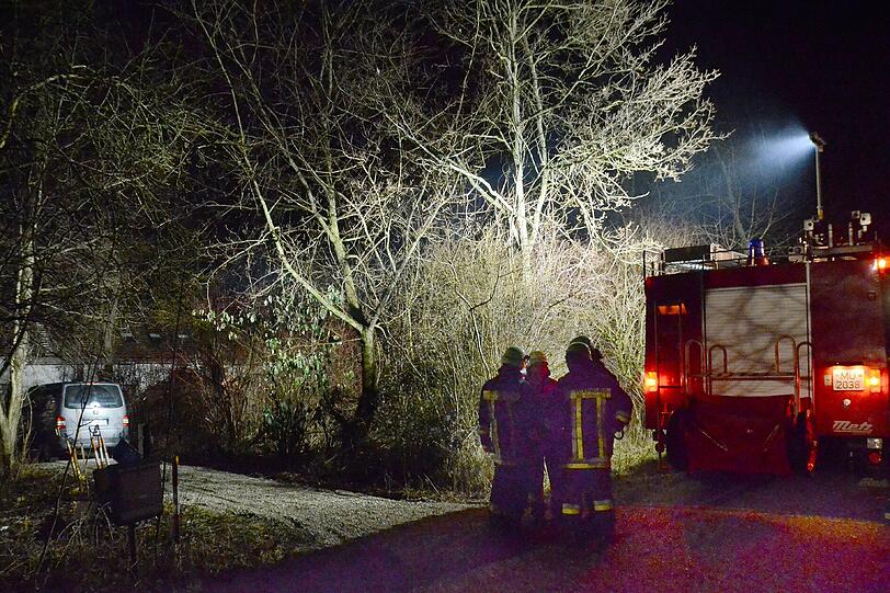 Feuerwehr und Polizei untersuchen die Unfallstelle.