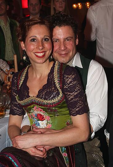 Auch dieses Jahr feierten 2.000 Gäste am Auftakt-Abend der Nacht der Tracht in Dirndl und Lederhosn ein rauschendes Fest im Löwenbräukeller! Bereits zum 12. Mal zapften die Veranstalter Wiesnwirt Christian Schottenhamel und Eventmanager Philip Greffenius beim traditionellen Anstich der Nacht der Tracht das erste Fass gekonnt mit nur zwei Schlägen an, und freuten sich über die gute Stimmung im Festsaal. Die Bilder!