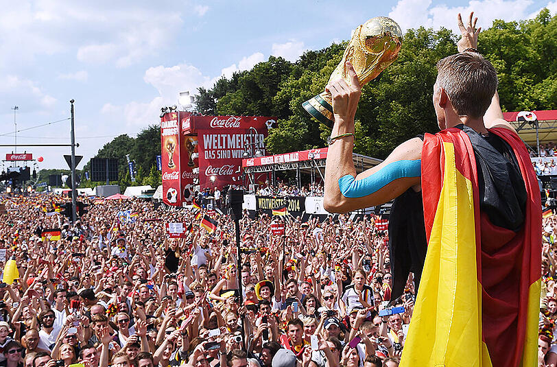Es ist der wohl größte Triumph, den man als Profi-Fußballer erreichen kann. Auf der Fanmeile in Berlin genießt er jede Sekunde
