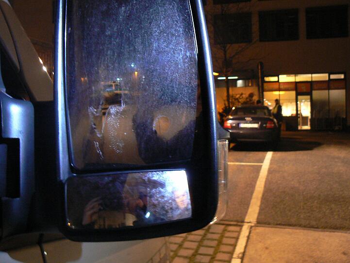 Zwei Jugendliche wurden nach mutmaßlichen Tritten gegen Polizeiautos ferstgenommen.