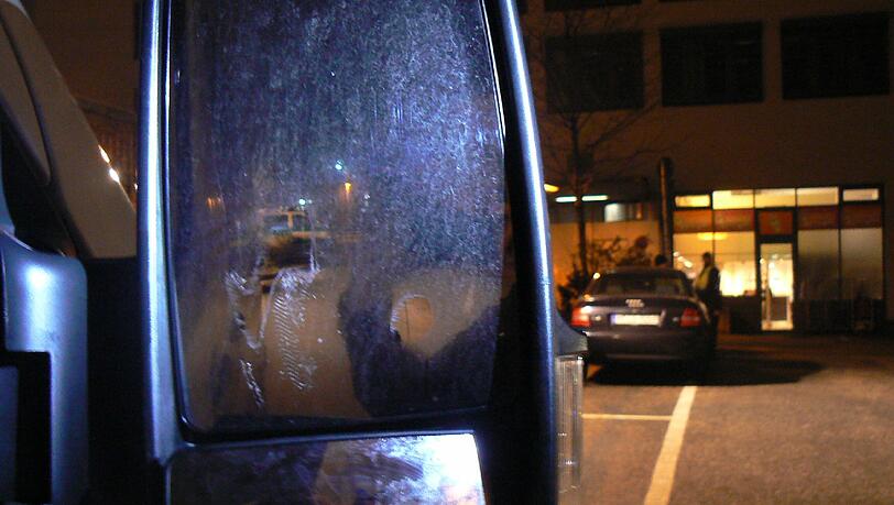 Zwei Jugendliche wurden nach mutmaßlichen Tritten gegen Polizeiautos ferstgenommen. Zwei Jugendliche wurden nach mutmaßlichen Tritten gegen Polizeiautos ferstgenommen.