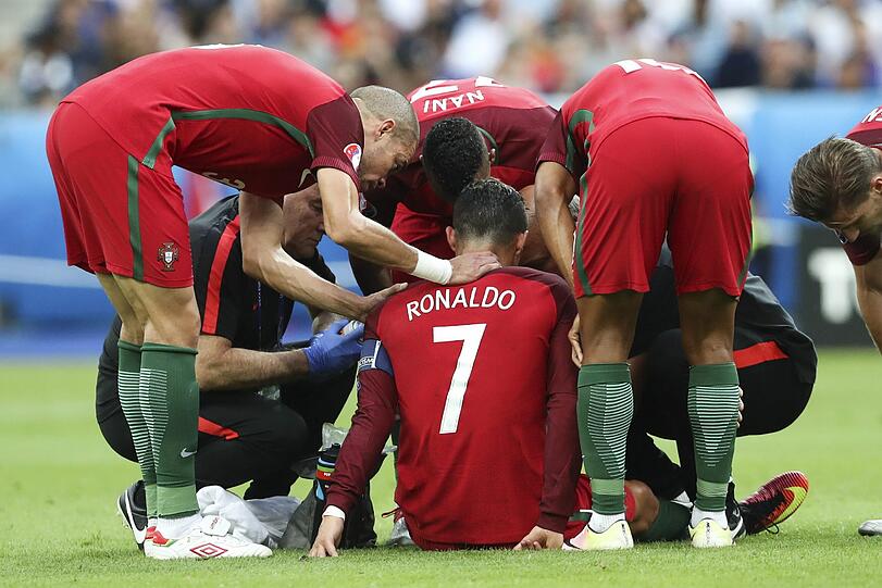 Das Ronaldo-Drama: Auf und Ab des portugiesischen Superstars im EM-Finale gegen Gastgeber Frankreich. Die einmaligen Bilder von Ronaldo, der von der tragischen Figur zum weltbesten Co-Trainer mutierte und dann zum großen Triumphator wurde.