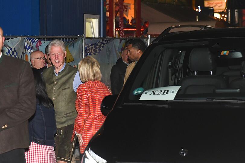 Begleitet von großem Polizeiaufgebot kamen die Clintons auf die Wiesn.