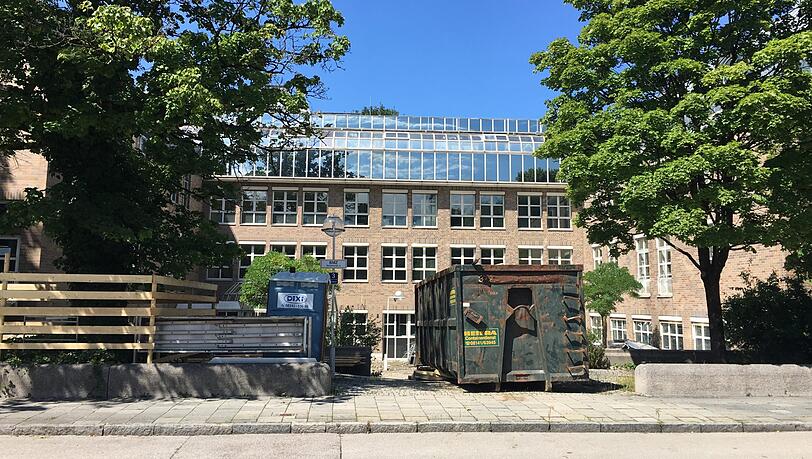 Bald geht's los: Der Bauzaun steht, Container warten auf Schutt. Bald geht's los: Der Bauzaun steht, Container warten auf Schutt.
