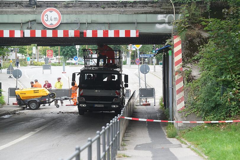Laster zerstört Unterführung: Bilder von der Unfallstelle.
