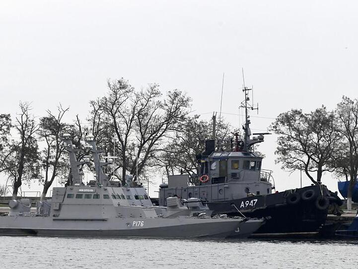 Die ukrainischen Schiffe waren von der Russischen Marine gekapert worden und werden nun wegen angeblicher Grenzverletzung festgehalten.