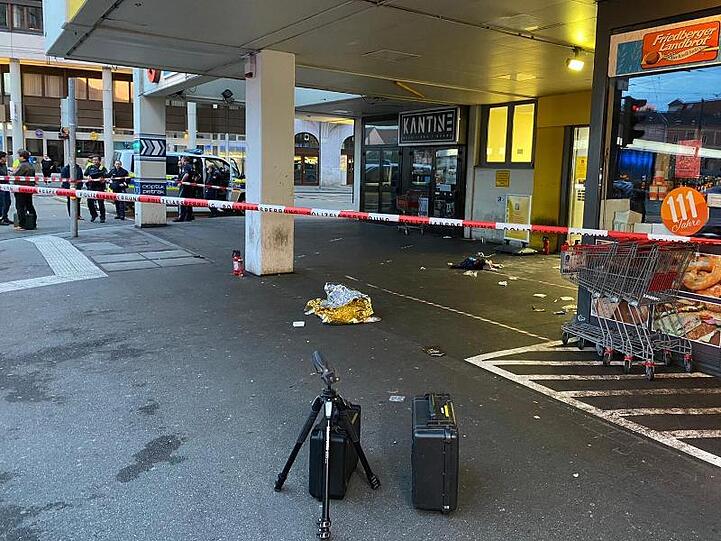 Der Eingangsbereich eines Supermarktes ist mit Trassierband abgesperrt. Foto: Vifogra/Schmelzer/dpa/Archivbild