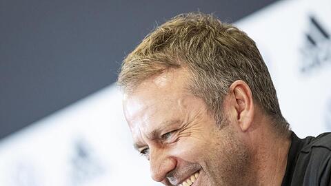 Gut gelaunt: Bundestrainer Hansi Flick will seinen dritten Sieg im dritten Spiel.