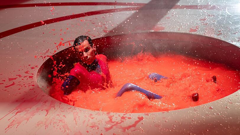 (Theater-) Sex, (Theater-) Blut und (Theater-) Sperma mit Bekim Latifi bei "Like Lovers Do" in den Kammerspielen.