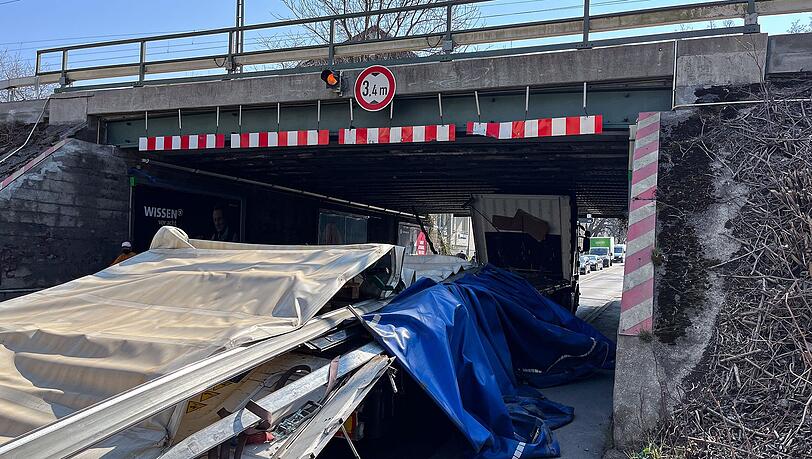 Da der Lastwagen in einer Bahnunterführung fest steckte, musste der Zugverkehr bis zur Freigabe durch den Notfallmanager der Deutschen Bahn eingestellt werden.