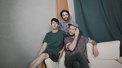 Henning May (l-r), Christopher Annen und Severin Kantereit haben mit ihrem neuen Album die Chartsspitze erobert. Am 10. und 11. August geben sie zwei Konzerte in der Münchner Olympiahalle.