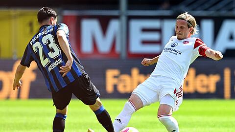 Lino Tempelmann (r) vom 1. FC Nürnberg versucht, Raphael Obermair den Ball abzuluchsen.