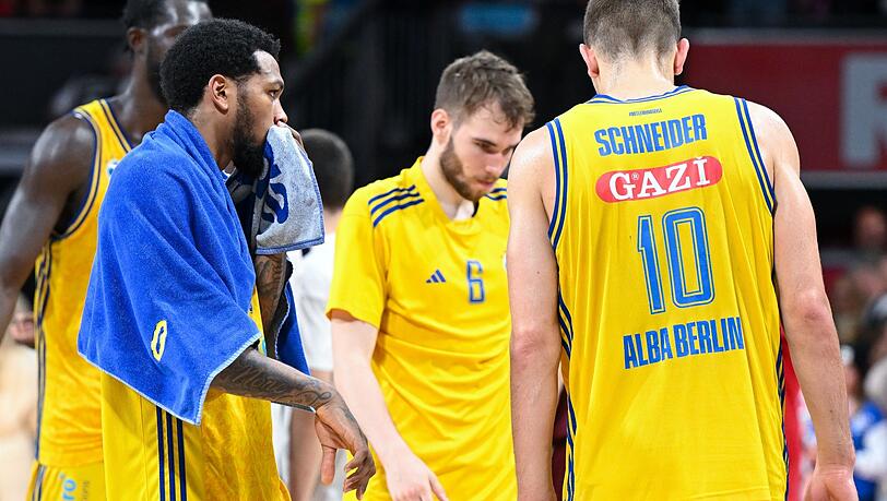 Khalifa Koumadje, Sterling Brown, Malte Delow und Tim Schneider von Berlin (v.l.n.r.) stehen nach dem Spiel auf dem Spielfeld.