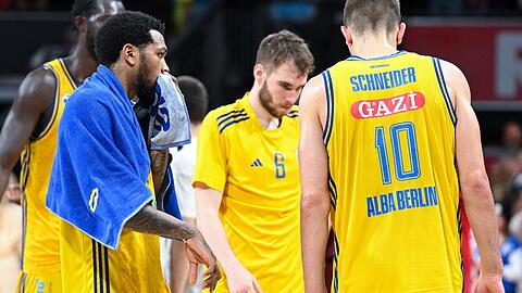 Khalifa Koumadje, Sterling Brown, Malte Delow und Tim Schneider von Berlin (v.l.n.r.) stehen nach dem Spiel auf dem Spielfeld.