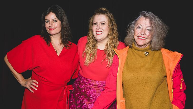 Geballte bayerische Komikerinnen-Kraft (von links): Angela Ascher, Franziska Wanninger und Veronika von Quast nach der Premierenvorstellung im Schlachthof.