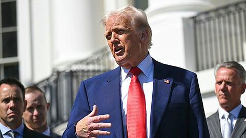 Donald Trump sagt zur Begründung für seinen Schwenk bei den US-Zöllen, die "Leute" seien unruhig und "etwas ängstlich" geworden.