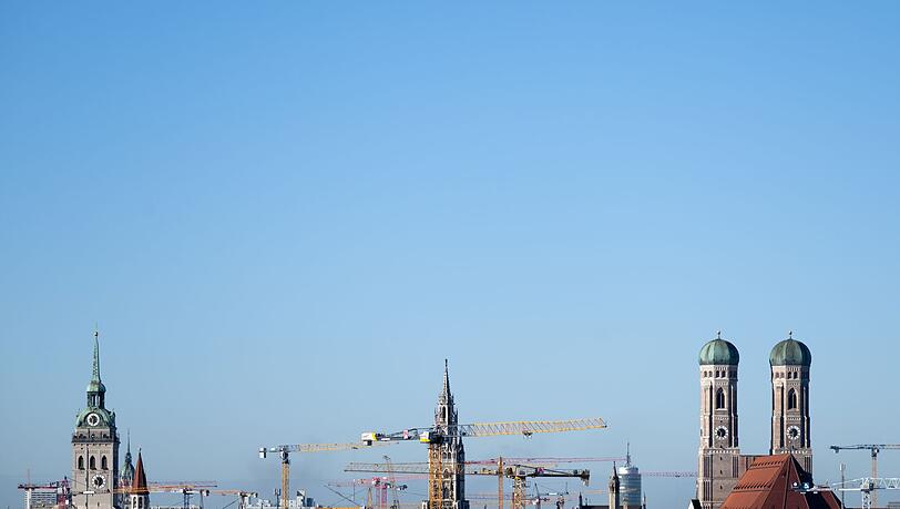 Baukr&auml;ne in M&uuml;nchen. Im kommenden Jahr k&ouml;nnte die bayerische Wirtschaft nach Prognose der Vereinigung der bayerischen Wirtschaft wieder leicht wachsen. (Symbolbild)