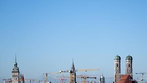 Baukr&auml;ne in M&uuml;nchen. Im kommenden Jahr k&ouml;nnte die bayerische Wirtschaft nach Prognose der Vereinigung der bayerischen Wirtschaft wieder leicht wachsen. (Symbolbild)
