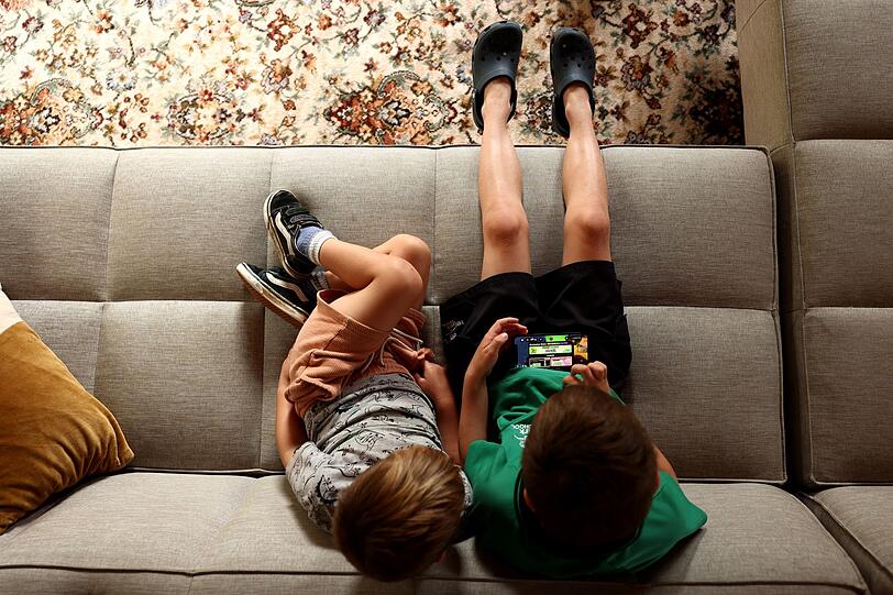 Über ihre Handys kommen auch Kinder schon früh mit den dunklen Seiten der Netzwelt in Kontakt. Über ihre Handys kommen auch Kinder schon früh mit den dunklen Seiten der Netzwelt in Kontakt.