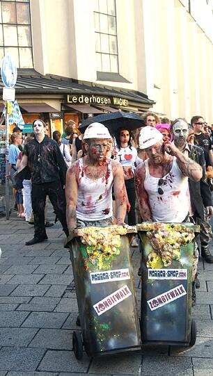 Die neue Staffel von "The Walking Dead" startet demnächst wieder bei FOX. Fans dieser Thriller- Reihe aus aller Welt feiern das auf sehr spekakuläre Art und Weise: Mit einem Zombiewalk. Übel zugerichtet und mit Kunstblut übersät erschrecken gut 700 Fans die Münchner am Karlsplatz Stachus. Die schrägsten Bilder.