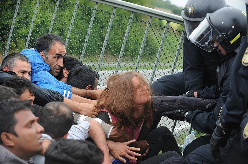 Konfrontation mit der Polizei. Auf einer Brücke in Dachau schreitet die Polizei ein und umzingelt die Flüchtlinge. Die Bilder