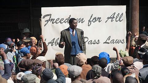 Idris Elba als Nelson Mandela in dem Film "Mandela - Der lange Weg zur Freiheit". Das Biopic zeigt den steinigen Weg des Südafrikaners Nelson Mandela vom Jurastudenten zum ersten schwarzen Präsidenten seines Landes.