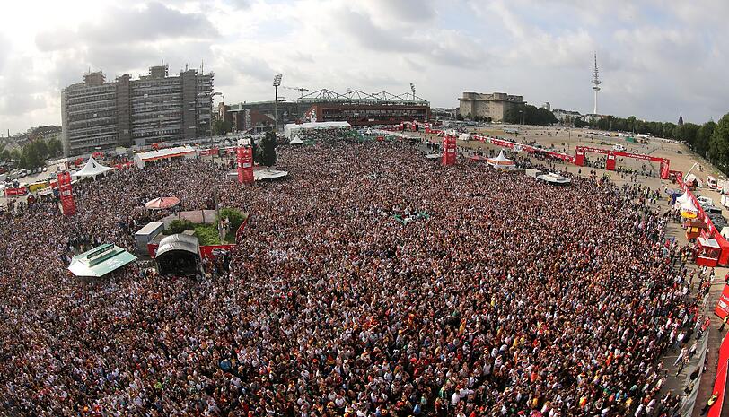 Auch in Hamburg feierten die Fans den sieg der deutschen Nationalmannschaft - hier auf dem Heiligengeistfeld