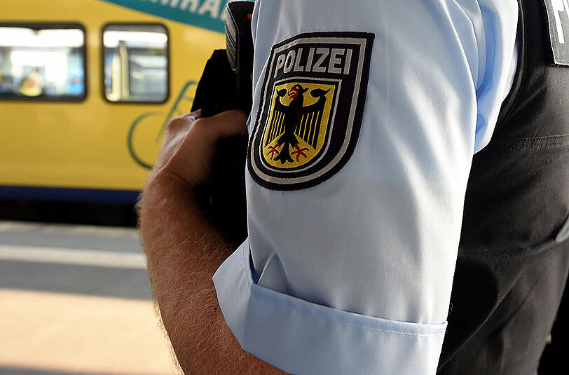 Die Bundespolizisten am Augsburger Bahnhof überprüften die Personalien der 19-Jährigen und stießen so auf den offenen Haftbefehl. (Symbolbild)