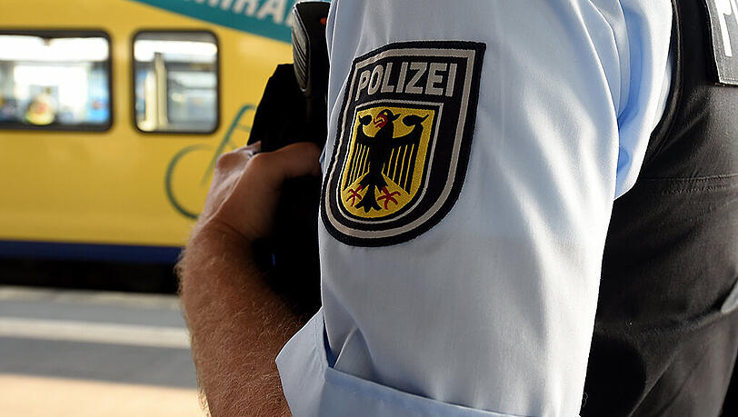 Die Bundespolizisten am Augsburger Bahnhof überprüften die Personalien der 19-Jährigen und stießen so auf den offenen Haftbefehl. (Symbolbild) Die Bundespolizisten am Augsburger Bahnhof überprüften die Personalien der 19-Jährigen und stießen so auf den offenen Haftbefehl. (Symbolbild)