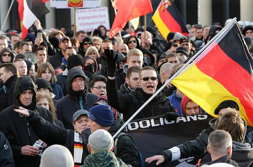 In Köln gingen am Samstag rechte und linke Grupperungen auf die Straße - es wurde hitzig.